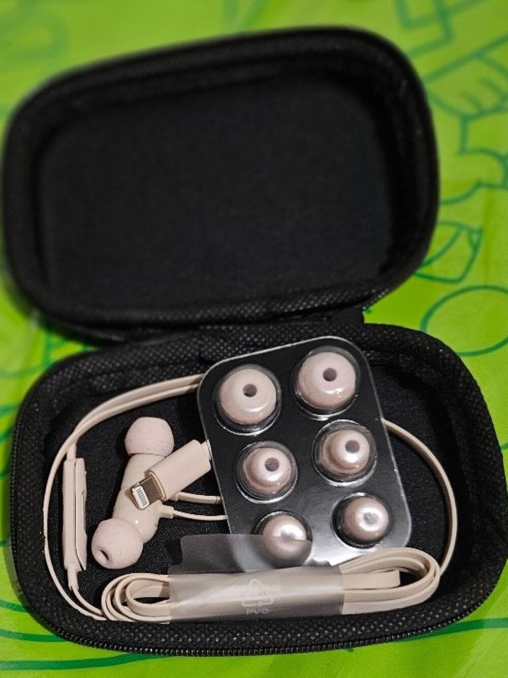 Beats UrBeats 3 Wired Earphones In Satin Gold Dr Dre iPhone Charge Lightning